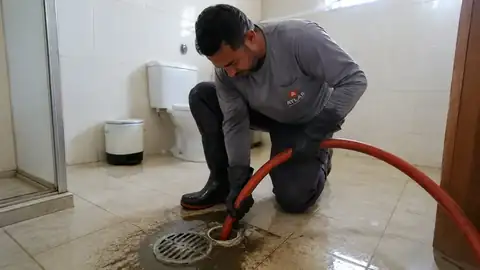 Esgoto voltando pelo ralo: o que fazer agora
